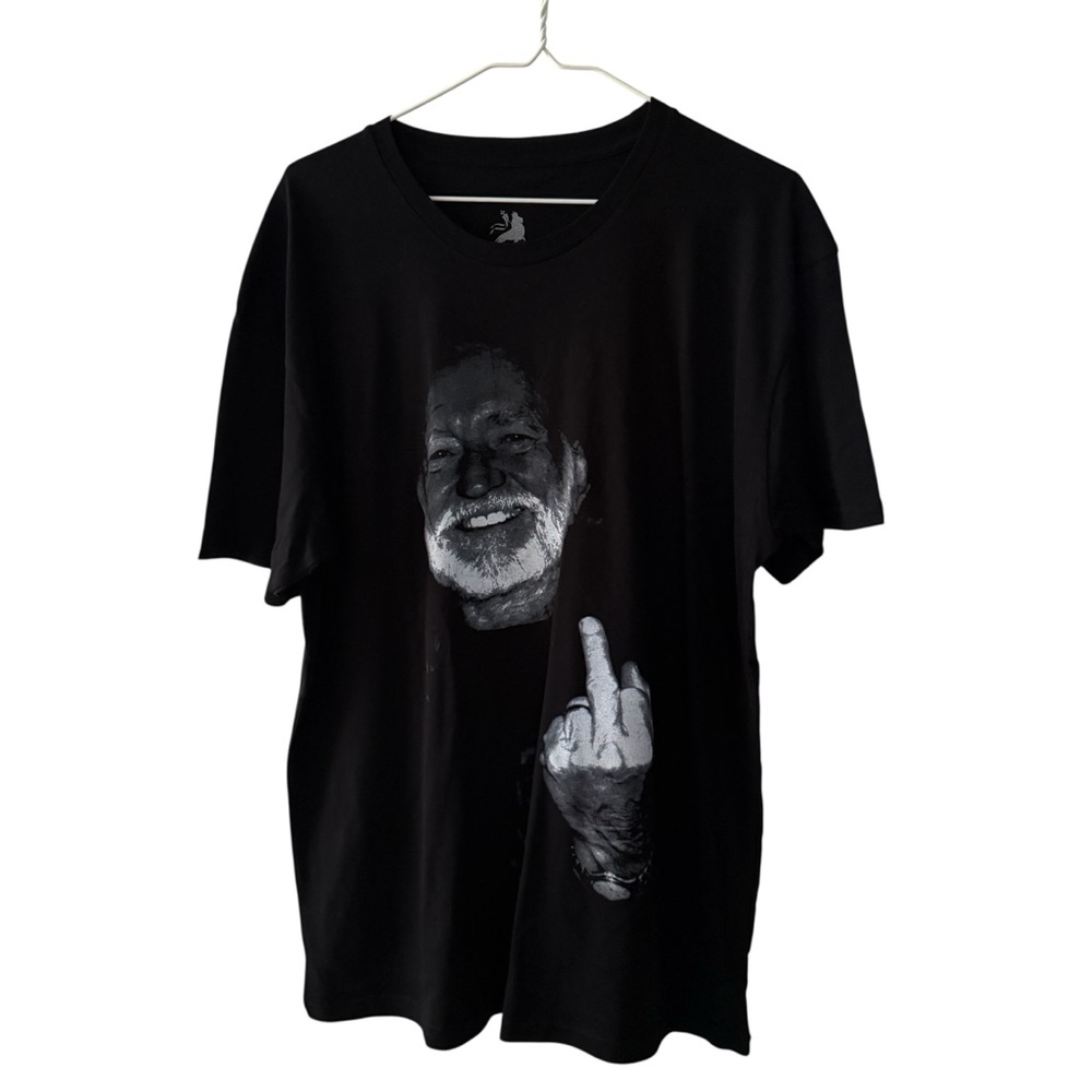 NEW Willie Nelson Middle Finger Men’s Black Graphic T Shirt Size M, and XL